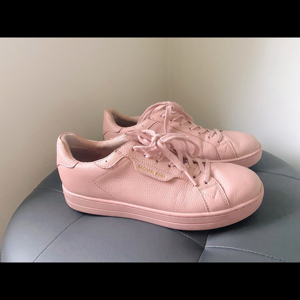 Leather light pink shoes